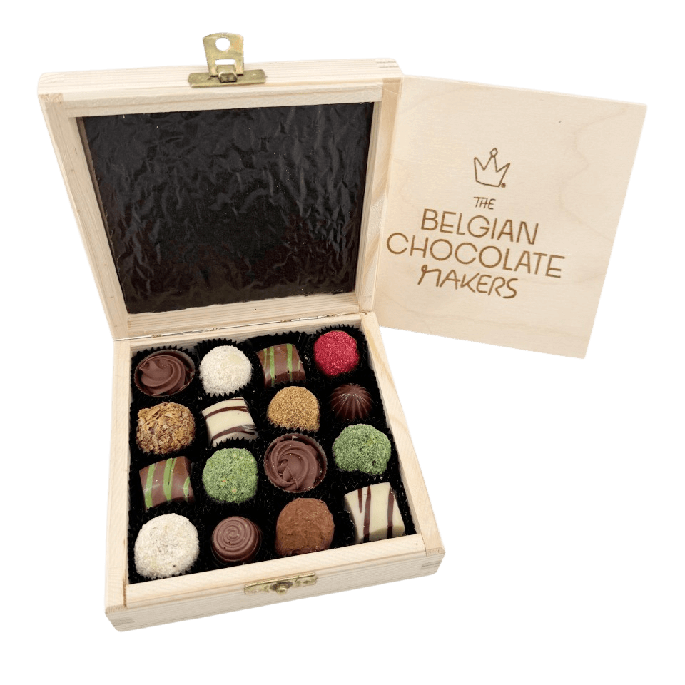 Wooden gift box with 16 pralines and truffles