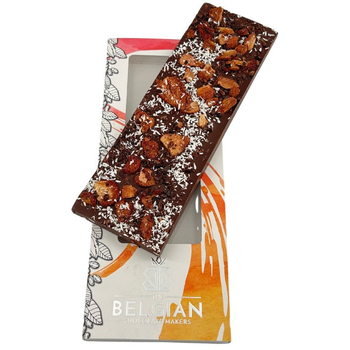 Fantasy milk chocolate bar 550 grs with strawberries, coconut and cacao nibs