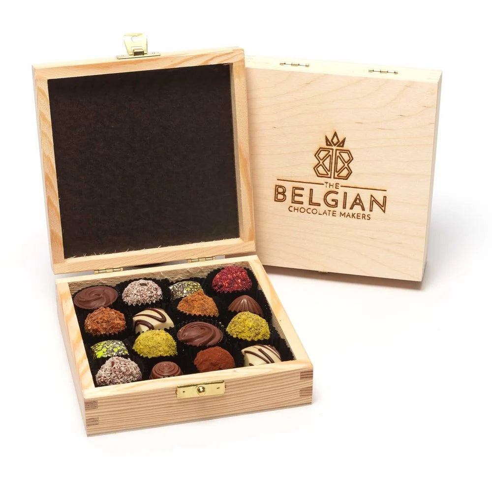 Wooden gift box with 16 pralines and truffles (mixed) 240 Grs