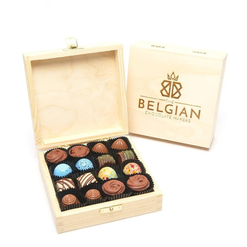 Wooden gift box with 16 pralines 240 Grs