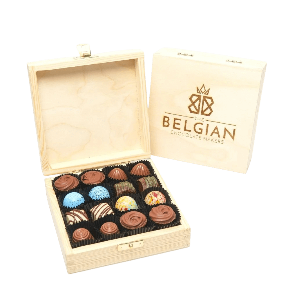 Wooden gift box with 16 pralines